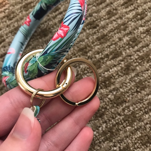 2 for $10 💋FINAL PRICE Key Ring Bangle w/ Tassel - Picture 13 of 15